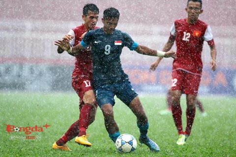 Tiền vệ Farhan (9) của U21 Singapore phải nhận thẻ vàng do lỗi chơi xấu với Xuân Mạnh - Ảnh: Quốc An 
