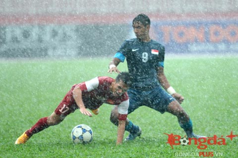Các cầu thủ U21 Singapore chủ động chơi với đội hình thấp để hạn chế khả năng tấn công của U21 báo TN.VN