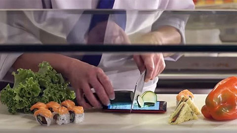 Dùng smartphone làm thớt thái sushi