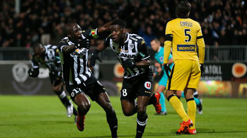 Thắng thuyết phục Lille, Angers lên ngôi nhì bảng Ligue 1