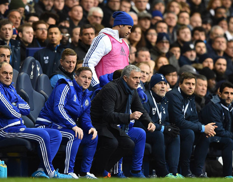 Costa ném áo về phía Mourinho cuối trận gặp Tottenham