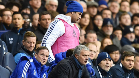 Chelsea đá không tiền đạo: Mourinho tìm đường tới... ngõ cụt