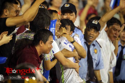 Ngay sau khi ghi bàn thứ 2, anh lao lên khán đài ôm chầm lấy người cha Nguyễn Công Bảy - Ảnh: Quốc An