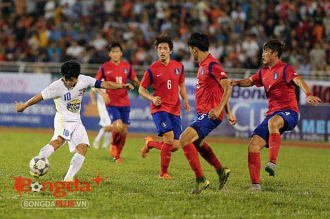 Ở bảng B, U21 HA.GL (trắng) gặp nhiều khó khăn khi phải đụng độ với U19 Hàn Quốc (đỏ) - Ảnh: Quốc An