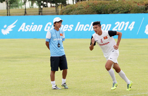 Đào Duy Khánh (trắng) rất được HLV Miura tin tưởng ở vị trí trung vệ