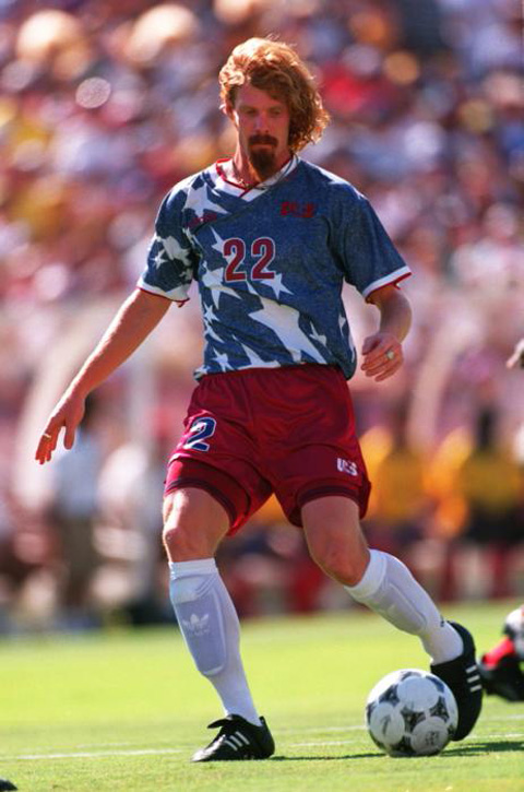 Hậu vệ huyền thoại của đội tuyển Mỹ thi đấu rất nổi bật tại World Cup 1994, nhưng điểm đặc biệt vẫn là bộ râu của anh