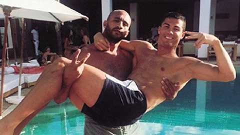 Ronaldo đang yêu… đồng tính?