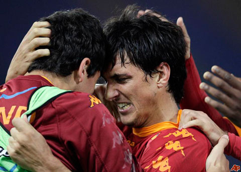 Hai anh em Nicolas và Guillermo trong màu áo AS Roma