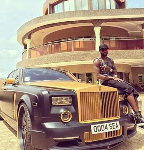 Adebayor bên  một chiếc siêu xe của mình