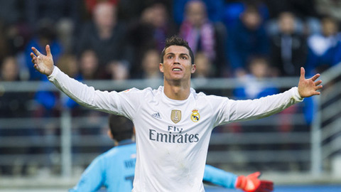 Mải đòi penalty, Ronaldo "quên" ăn mừng bàn thắng của Benzema