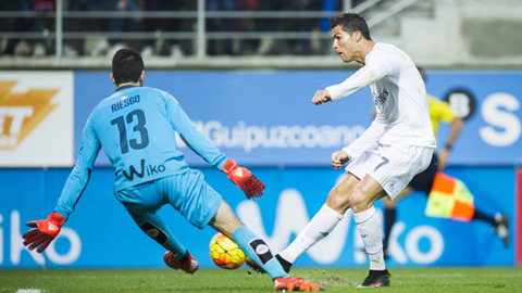 Ronaldo xô đổ thành tích ghi bàn của Hugo Sanchez