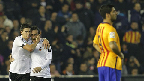 Valencia 1-1 Barcelona: Barca chia điểm với anh em nhà Neville