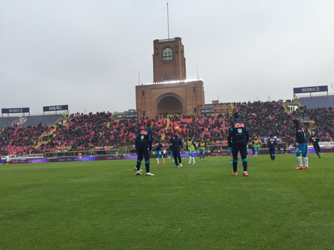 Các cầu thủ Napoli khởi động trước trận đấu