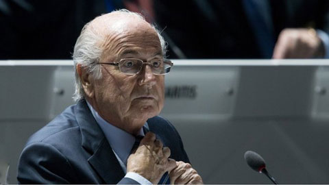 Chủ tịch FIFA Blatter dính líu tới scandal hối lộ 100 triệu USD