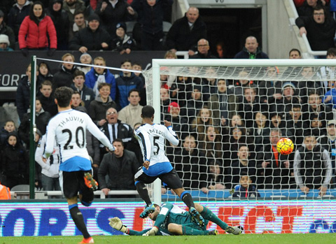 Newcastle sống lại hi vọng trụ hạng ở mùa giải 2015/16