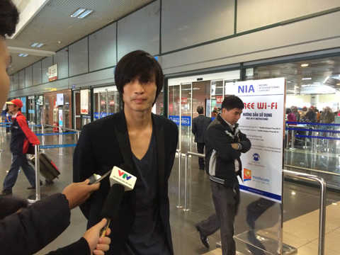 Tuấn Anh trả lời phỏng vấn ngay tại sân bay Nội Bài