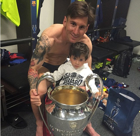 Messi cùng con trai ăn mừng chiếc cúp vô địch Champions League 2014/15