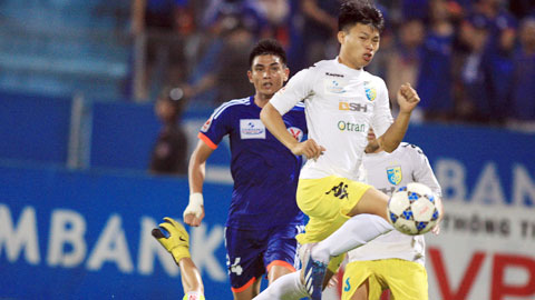 Văn Thành (trắng) được HLV Phan Thanh Hùng đôn lên đội I Hà Nội T&T từ năm 2014
