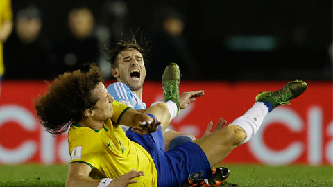Pha phạm lỗi thô bạo của David Luiz với Lucas Biglia