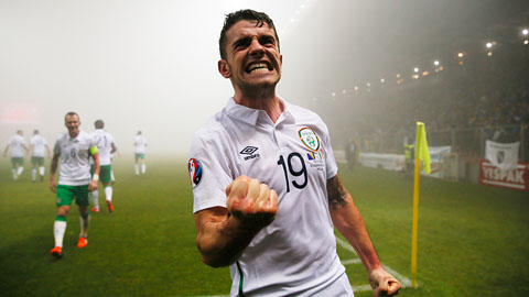 Robbie Brady ăn mừng sau khi ghi bàn thằng cho đội tuyển CH Ireland