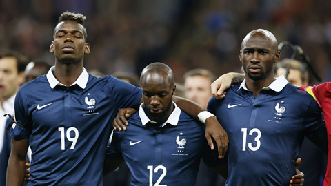 (Từ trái qua phải) Paul Pogba, Lassana Diarra và Eliaquim Mangala cùng cầu nguyện trong tiếng quốc ca Pháp được hát bởi các CĐV Anh tại sân vận động Wembley sau sự kiện khủng bố tại Paris