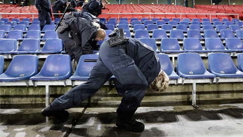 Cảnh sát Đức kiểm tra kỹ càng trên sân vận động trước thông tin đánh bom của các phần tử khủng bố quốc tế