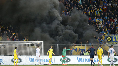 Bom khói trong trận đấu của đội tuyển Ukraina