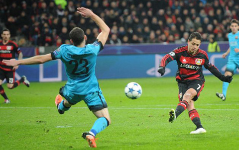 Chicharito ghi bàn nhưng không đủ để giúp Leverkusen vượt qua vòng bảng
