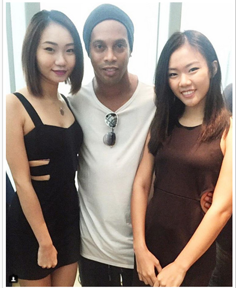 Ronaldinho vui tươi khi chụp hình với 2 cô gái xinh đẹp