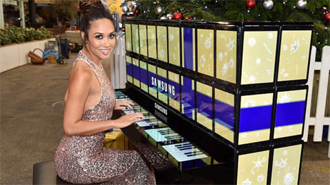 Piano độc nhất thế giới đón Giáng Sinh được ghép từ 100 chiếc máy tính bảng