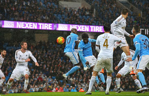 Bony rất có duyên ghi bàn mỗi khi M.C đối đầu Swansea