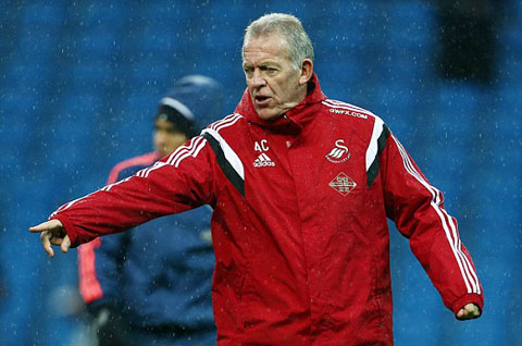 HLV tạm quyền Alan Curtis hăng hái chỉ đạo học trò