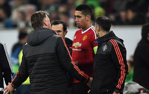 Smalling dính chấn thương ở trận thua Wolfsburg