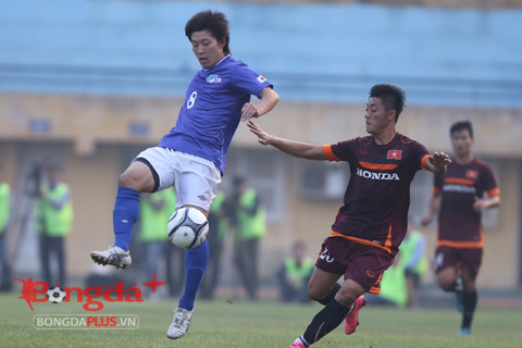 Đội khách đang chơi lấn lướt - Ảnh: Minh Tuấn