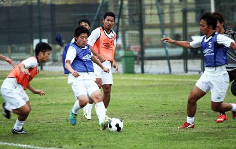 Các cầu thủ JFL Selection luyện thể lực ở buổi tập trước đó