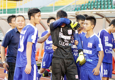 Minh Hoàng khóc nức nở sau trận bán kết của U21 Bình Định