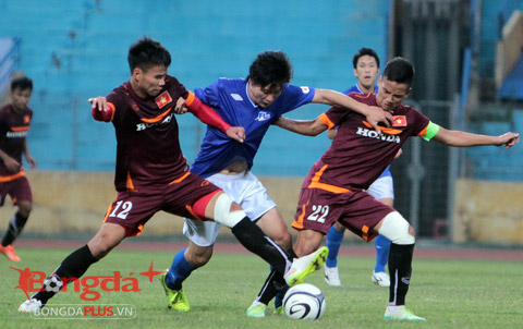 Hữu Dũng (bìa phải) là cầu thủ thứ 4 đeo băng đội trưởng của U23 Việt Nam - Ảnh: Phan Tùng