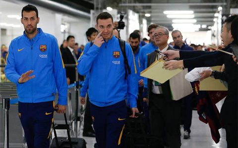 Pique và Vermaelen vừa xuống máy bay tại sân bay Narita