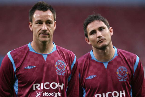 Terry cùng Lampard trong một trận đấu từ thiện do West Ham tổ chức