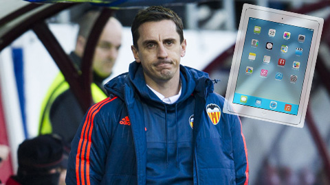 Sau giờ bóng lăn 16/12: Neville tặng iPad giúp cầu thủ hiểu chiến thuật hơn