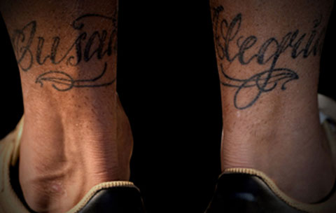 “Táo bạo và vui vẻ”, đây chính là phương châm sống lẫn chơi bong của Neymar. Tiền đạo người Brazil xăm câu này trên đôi chân và cho biết: “Đây là hình xăm mô tả rõ nhất về tôi.