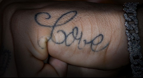 Neymar chia sẻ về việc xăm chữ “Love” trên tay trái: “Tôi rất thích hình xăm này. Mẹ tôi cũng xăm như vậy để thể hiện tình cảm với cha tôi”.