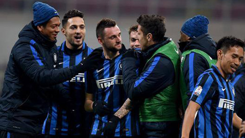 Tài năng trẻ Brozovic tiếp tục ghi bàn, Inter vào tứ kết Coppa Italia