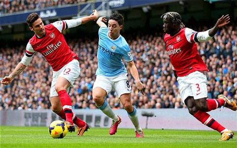 Nasri trong vòng vây của hai hậu vệ Arsenal