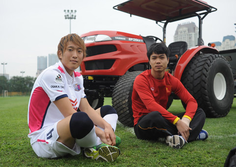 Công Phượng (phải) và Kogure trên sân Trung tâm đào tạo bóng đá trẻ hôm qua