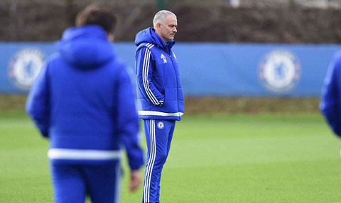 Mourinho vẫn cho Chelsea tập luyện bình thường vào buổi sáng trước khi ông bị sa thải
