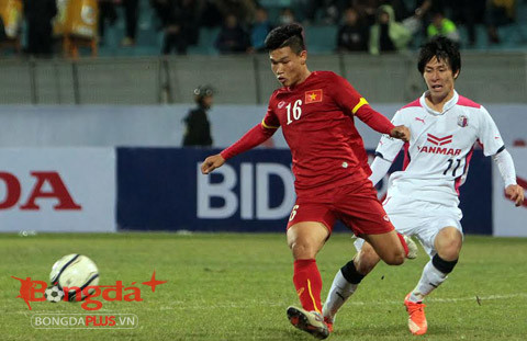 Đông Triều (áo đỏ) chơi tả xung hữu đột trước các cầu thủ Cerezo Osaka - Ảnh: Phan Tùng