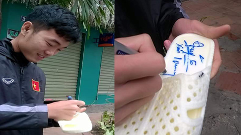 Lương Xuân Trường ký tặng fan lên… dép tổ ong