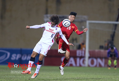 Sự tiến bộ của Đông Triều (áo đỏ) là hình ảnh đại diện cho sự vươn lên của các cầu thủ HA.GL trong màu áo U23 Việt Nam - Ảnh: Minh Tuấn