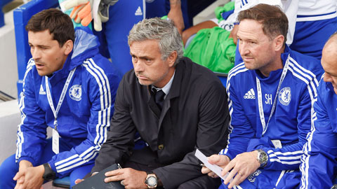 Chuyên gia Oliver Holt (Daily Mail): Hãy trách Mourinho, đừng trách cầu thủ